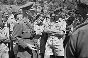 LG Edward Puttick talking to NZ soldiers