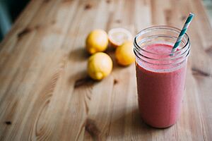 Strawberry and lemon smoothie (14430283996)