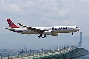 TransAsia Airways, A330-300, B-22101 (17627544620)