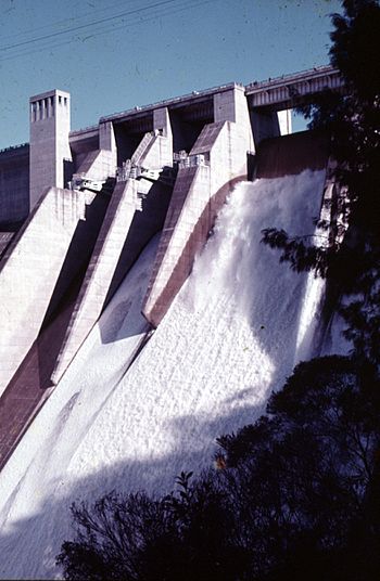 Warragamba Dam Spillway 1974.jpg