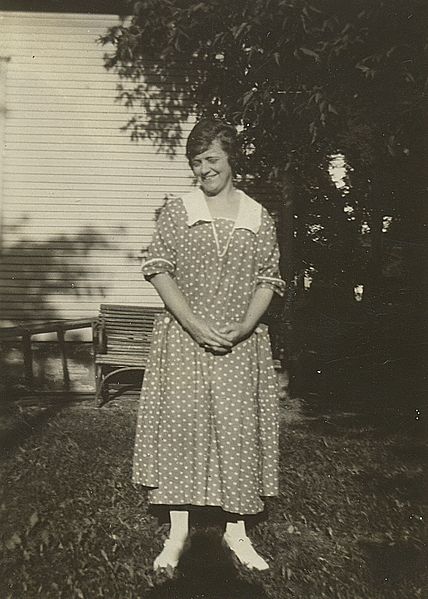 1923MotherHandsFolded