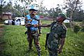 9 avril 2015. Binza, Nord Kivu, RD Congo. Un casque bleu d’INBATT 2 et un soldat des FARDC se saluent et s’encouragent mutuellement. (16534163503)