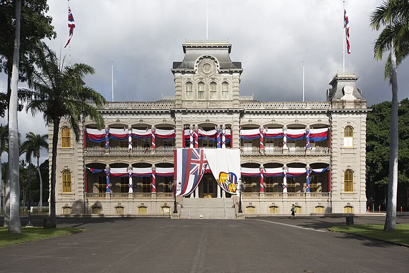 Iolani Palace dressed up (23715379385)
