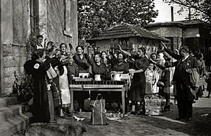 Reparto de comida por mujeres de la Sección Femenina (1 de 14) - Fondo Marín-Kutxa Fototeka