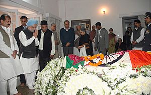 The Prime Minister, Dr. Manmohan Singh, paying homage at the mortal remains of the former Prime Minister, Shri V P Singh, in New Delhi on November 28, 2008