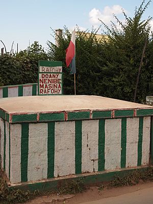 Tomb of Rafohy in Alasora Madagascar.JPG