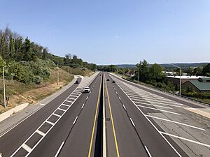 2022-09-18 13 57 22 View east along Interstate 76 (Pennsylvania Turnpike Philadelphia Extension) from the overpass for the ramps to Pennsylvania State Route 29 (Charlestown Road) in Tredyffrin Township, Chester County, Pennsylvania