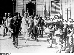 Bundesarchiv Bild 102-10111, Paris, Bey von Thunis mit Ehrenwache