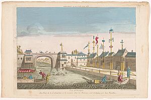 Gezicht op een brug en een rij vlaggen van verschillende boten te Cochin-China Vue d'un pont de la Cochinchine (titel op object), RP-P-1925-1371