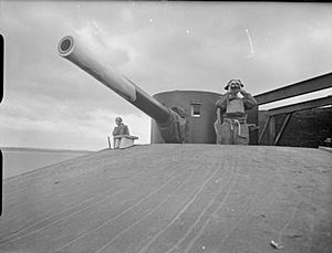 Horse Sand Fort gun 24-08-1940 IWM H 4618