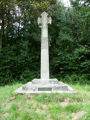 Monken Hadley War Memorial 01