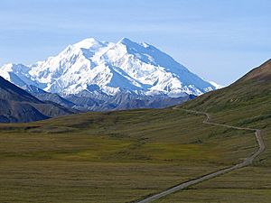 Mount McKinley and Denali National Park Road 2048px