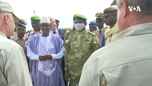 Prime Minister and President with white soldiers at Bamako Air Base, 9 Aug 2022