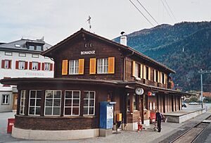 SBB Historic - F 122 00133 003 - Bonaduz RhB Stationsgebaeude mit Gueterschuppen Bahnseite