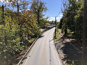 2022-10-08 12 33 38 View south along Pennsylvania State Route 452 (Pennell Road) from the pedestrian overpass just south of Mount Road in Aston Township, Delaware County, Pennsylvania