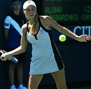 Alona Bondarenko at the 2010 US Open 01 (cropped)