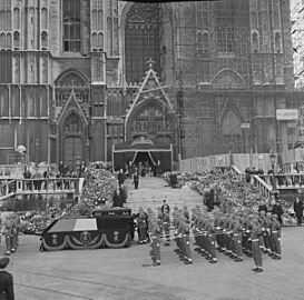 Begrafenis van Koningin Elizabeth van België te Brussel het stoffelijk overscho, Bestanddeelnr 918-5094