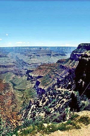 Blick auf den Weg zum Plateau Point und den Bright Angel Creek