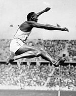 Bundesarchiv Bild 183-R96374, Berlin, Olympiade, Jesse Owens beim Weitsprung crop