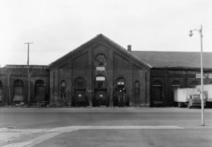 Central pavillion on east elevation - Providence and Worcester Railroad, Freight House, Canal Street, Providence, Providence County, RI HAER RI,4-PROV,176A-10