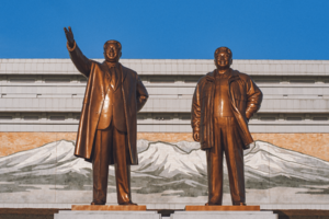 DPRK - Gran Monumento de Mansudae (26056686337).png