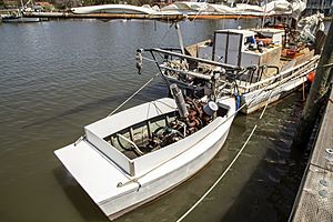 Hilda M. Willing and pushboat Dogwood Harbor MD1