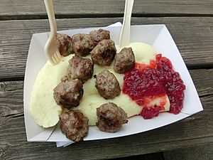 Köttbullar och potatismos från Cronwalls gatukök i Falköping 8579
