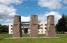 Odijk, kunstwerk (Drie stenen) bij het gemeentehuis gemaakt door Hans Leutscher IMG 6467 2020-07-12 12.43
