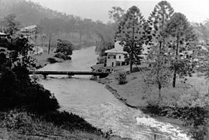 StateLibQld 1 115656 Floodwaters at Enoggera Creek, St. John's Wood, Brisbane, 1931