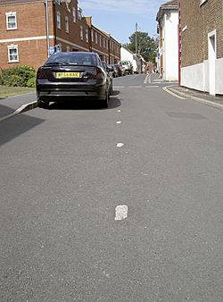 Those arent white lines (geograph 3705958).jpg