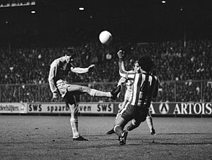 Ajax tegen Olympiakos 0-0 ( Europa Cup I ). Van Basten in duel met Papadopoulos, Bestanddeelnr 932-6994 (cropped)