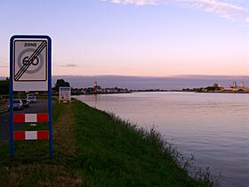 Binnenkomst Lekkerkerk via dijk vanaf Krimpen aan de Lek CIMG9555