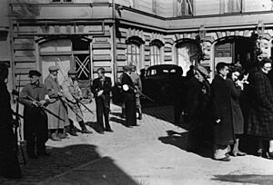 Bundesarchiv Bild 183-B11441, Libau, Zusammengetriebene Juden