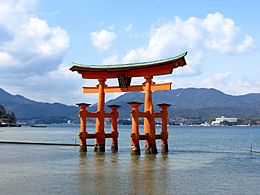 Itsukushima Shrine Torii Gate (13890465459).jpg
