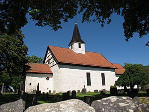Middelalderkirken på Borre i Horten, Borre kirke, med den flotte steinmuren i forgrunnen