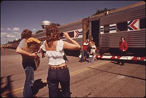ONE LAST PHOTOGRAPH BEFORE PASSENGERS BOARD THE EMPIRE BUILDER AT FARGO, NORTH DAKOTA, ENROUTE FROM CHICAGO TO EAST... - NARA - 556091
