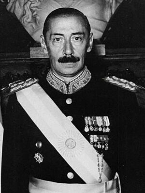 Retrato Oficial Jorge Rafael Videla 1976 (cropped) (b).jpg
