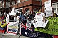 Simpatizantes de Julian Assange se reúnen en los exteriores de la embajada ecuatoriana en Londres. (9060379800)