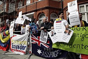 Simpatizantes de Julian Assange se reúnen en los exteriores de la embajada ecuatoriana en Londres. (9060379800)