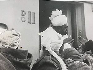 Syed Ghulam Mohiyyuddin Gilani, Babuji Golra Sharif coming out of train