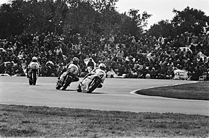 TT Assen. 500cc klasse, v.l.n.r. Kenny Roberts , Barry Sheene en Johnny Cecotto, Bestanddeelnr 929-7878