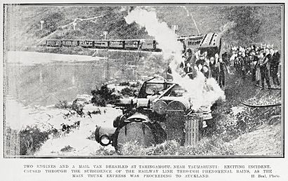 Taringamotu derailment 1915.jpg