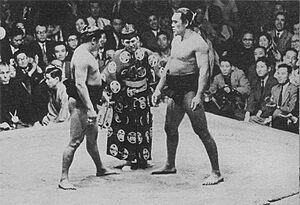 Wakanohana I vs Chiyonoyama 1955 Scan10058