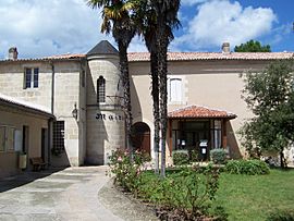 The town hall in Béguey