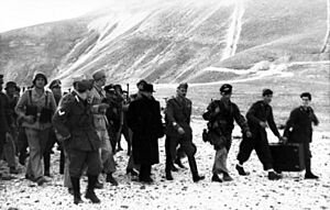Bundesarchiv Bild 101I-567-1503A-07, Gran Sasso, Mussolini mit deutschen Fallschirmjägern