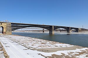 Eads Bridge 2025a.jpg