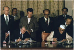 Jimmy Carter and Prime Minister Desai sign the New Delhi Declaration. - NARA - 177417