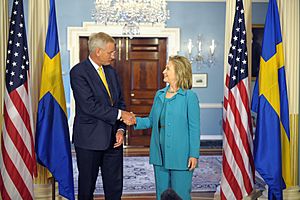 Secretary Clinton Shakes Hands With Swedish Foreign Minister Bildt (5675745267)