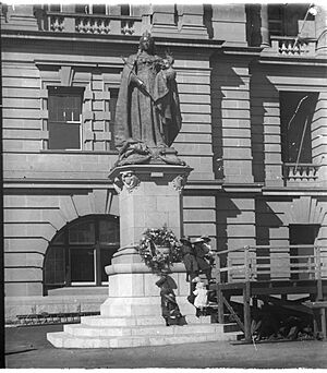Statue of Queen Victoria in Queens Gardens, Brisbane