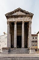 Templo de Augusto, Pula, Croacia, 2017-04-16, DD 51